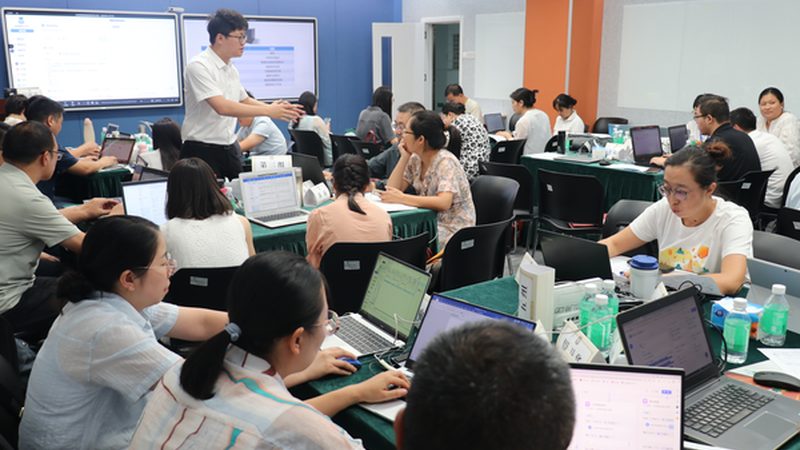 叉车安全操作规范图解：保障作业安全的关键指南