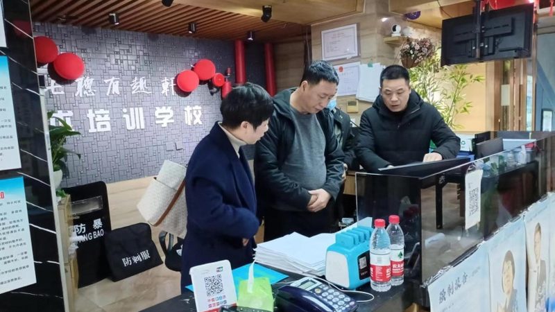 在选择学校时，您可以关注以下几点：
